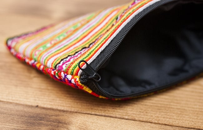 モン族の古布を使ったシンプル長財布 - オレンジ＆ピンク系ボーダー 5 - ジッパー式で閉じるシンプルな財布ですね。