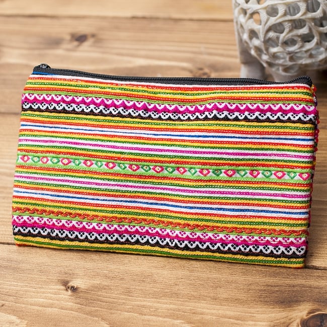 モン族の古布を使ったシンプル長財布 - オレンジ＆ピンク系ボーダーの写真1枚目です。モン族ならではの刺繍が美しい長財布です。モン族,財布,ウォレット,刺繍