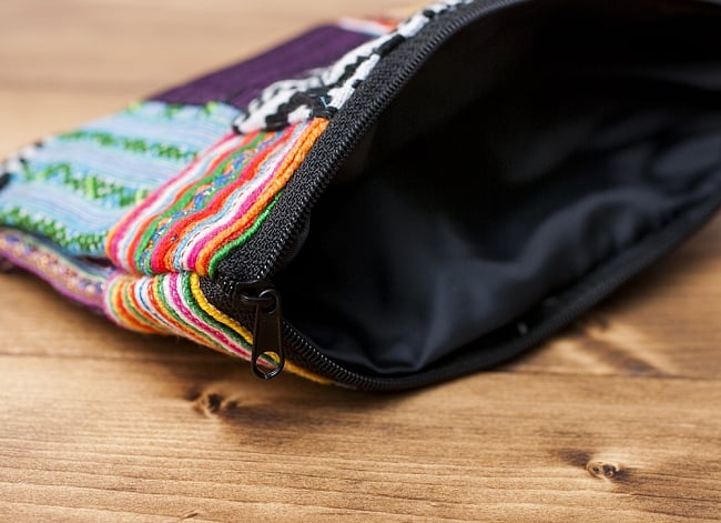 モン族の古布を使ったシンプル長財布 - パッチワーク 5 - ジッパー式で閉じるシンプルな財布ですね。