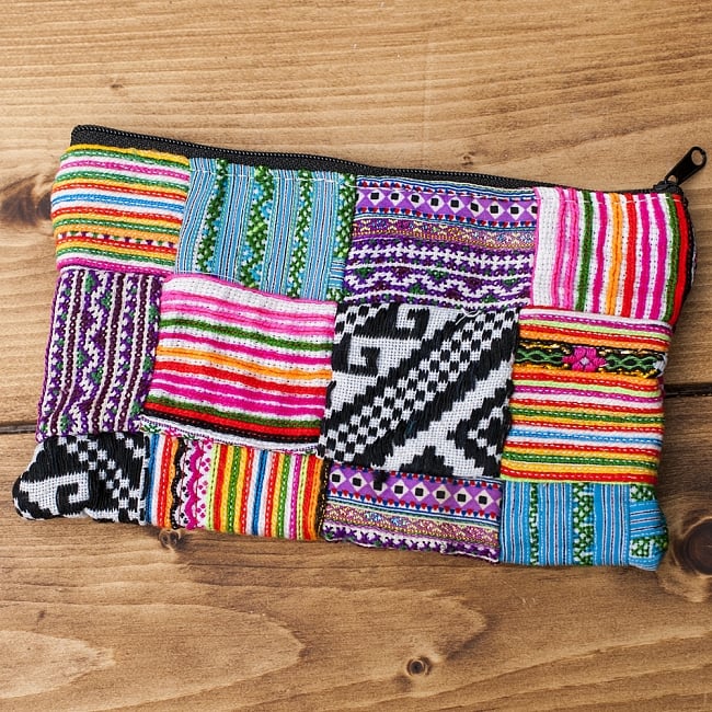 モン族の古布を使ったシンプル長財布 - パッチワークの写真1枚目です。モン族ならではの刺繍が美しい長財布です。モン族,財布,ウォレット,刺繍