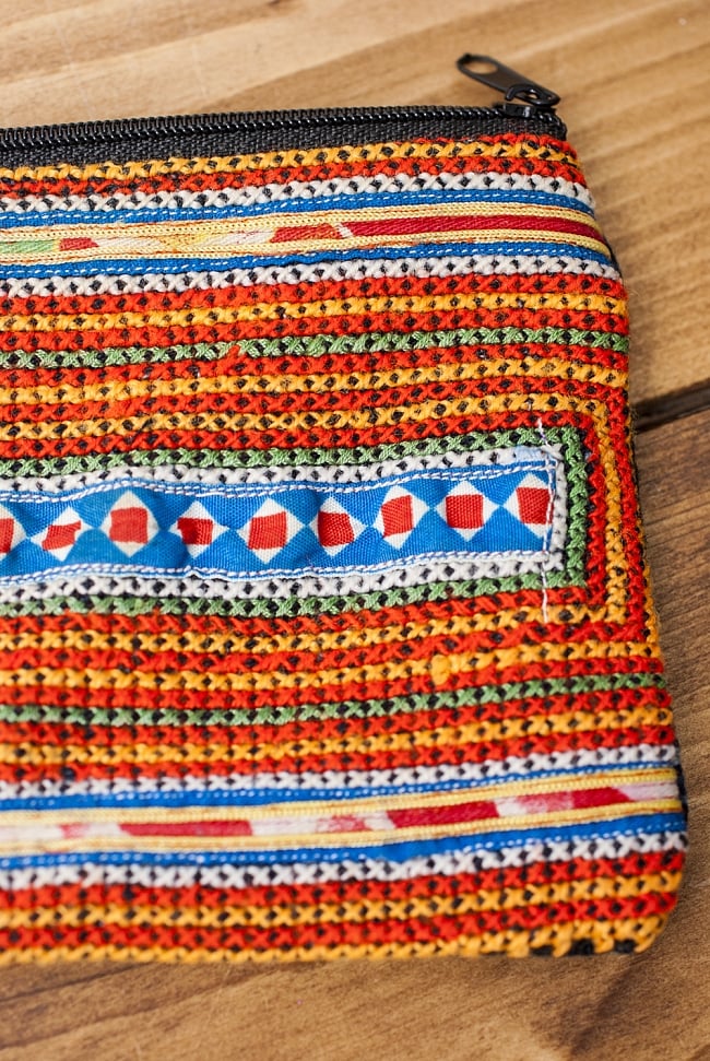 モン族の古布を使ったシンプル長財布 - オレンジ系スクエア 2 - 細かな刺繍が丁寧に施されています。