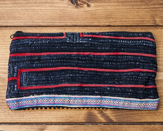 モン族の古布を使ったシンプル長財布 - オレンジ系スクエア 4 - 裏面の様子です。裏面は商品ごとに大きく異なるので一例としてご参考ください。