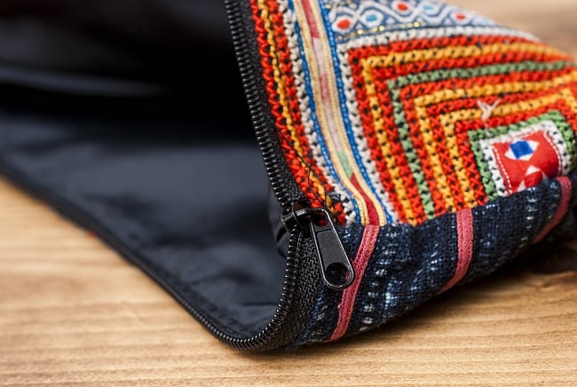 モン族の古布を使ったシンプル長財布 - オレンジ系スクエア 5 - ジッパー式で閉じるシンプルな財布ですね。