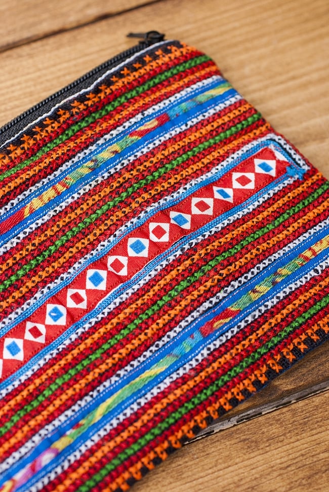 モン族の古布を使ったシンプル長財布 - 青＆オレンジ系スクエア 2 - 細かな刺繍が丁寧に施されています。