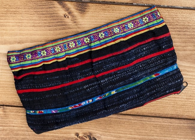 モン族の古布を使ったシンプル長財布 - 青＆オレンジ系スクエア 4 - 裏面の様子です。裏面は商品ごとに大きく異なるので一例としてご参考ください。