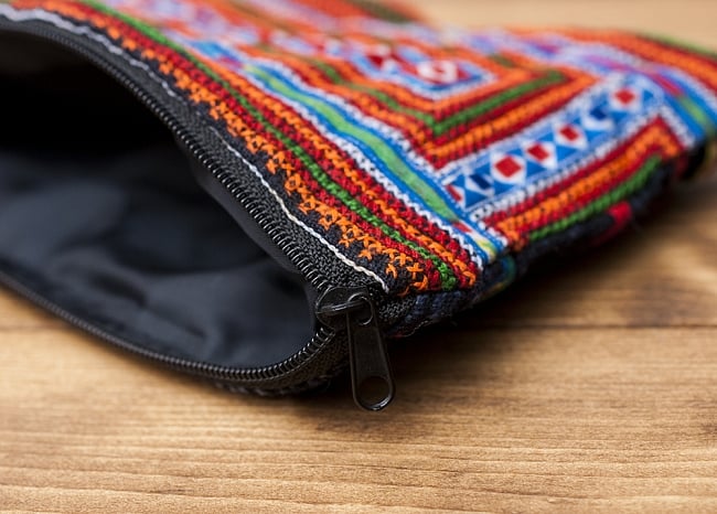 モン族の古布を使ったシンプル長財布 - 青＆オレンジ系スクエア 5 - ジッパー式で閉じるシンプルな財布ですね。