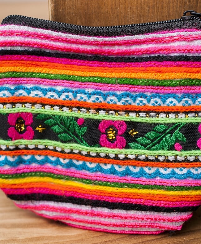 モン族の古布を使ったシンプル小銭入れ - ピンク系ボーダー 2 - 細かな刺繍が丁寧に施されています。