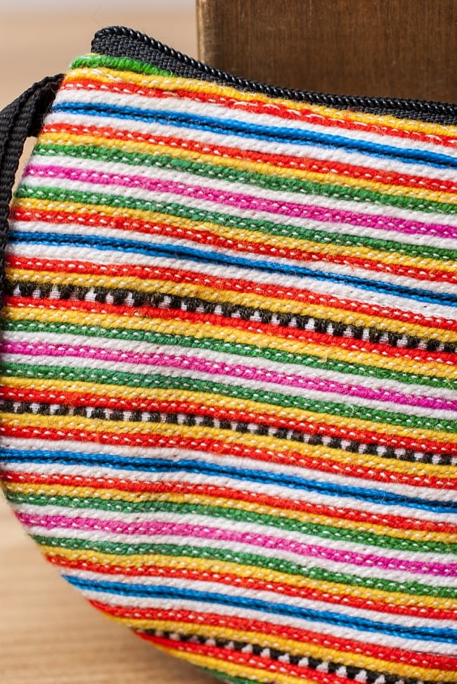 モン族の古布を使ったシンプル小銭入れ - オレンジ＆ピンク系ボーダー 2 - 細かな刺繍が丁寧に施されています。