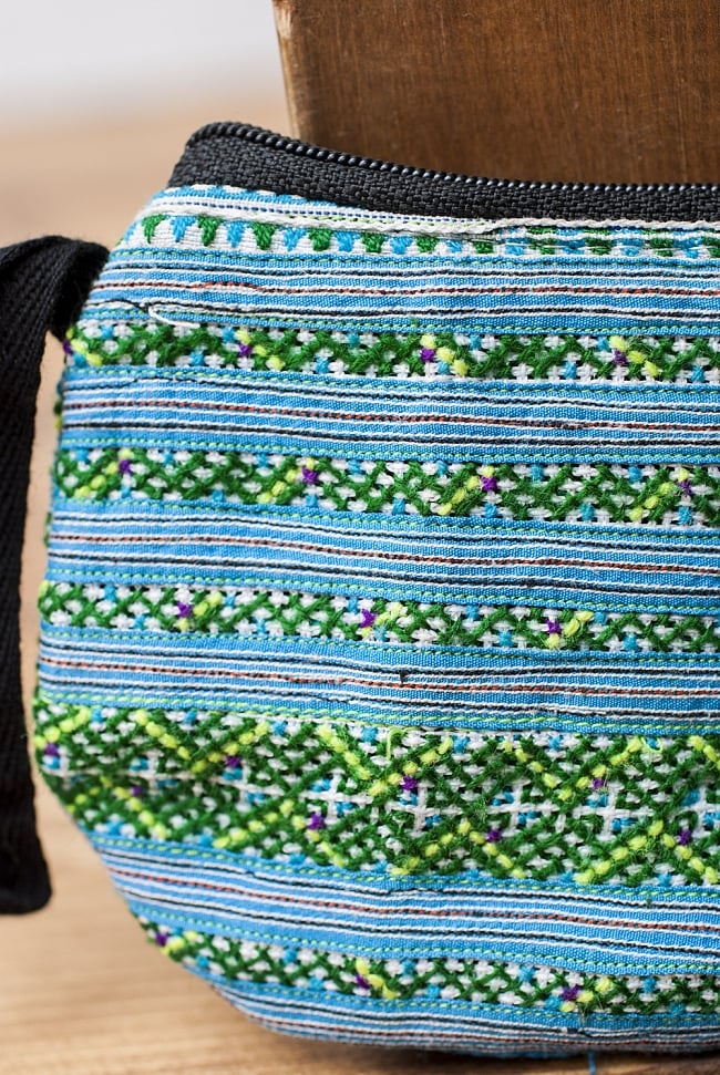 モン族の古布を使ったシンプル小銭入れ - 水色 2 - 細かな刺繍が丁寧に施されています。