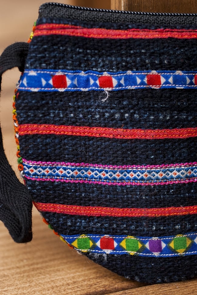 モン族の古布を使ったシンプル小銭入れ - ネイビー＆暗色系 2 - 細かな刺繍が丁寧に施されています。