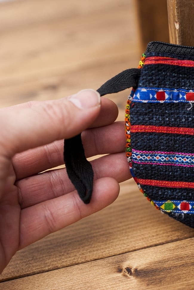 モン族の古布を使ったシンプル小銭入れ - ネイビー＆暗色系 4 - ちょこんとついたストラップがキュートですね。