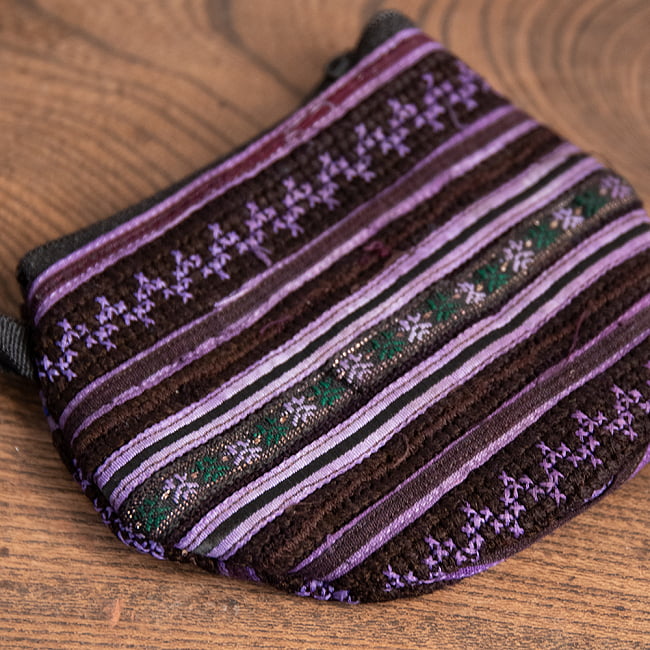 モン族の古布を使ったシンプル小銭入れ −ダークパープル系 2 - 細かな刺繍が丁寧に施されています。