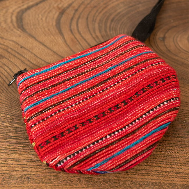 モン族の古布を使ったシンプル小銭入れ - 赤系 2 - 細かな刺繍が丁寧に施されています。