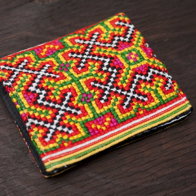 モン族の古布を使った二つ折り財布[オレンジ系] 3 - 裏面を撮影しました。裏面の布地やデザインは商品ごとに大きく異なります。