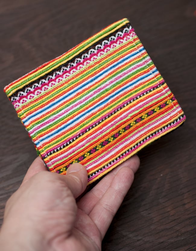 モン族の古布を使った二つ折り財布[オレンジ系] 7 - 手に取るとこれくらいの大きさです。