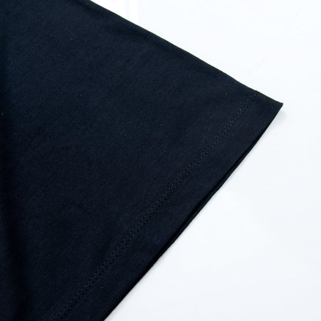 天高く咲く蓮 Tシャツ 6 - 袖口はしっかりと裁縫されています