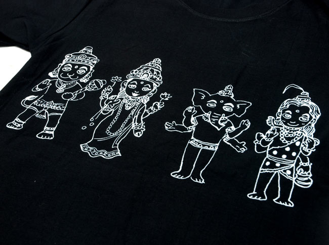 インドの神様4人組 Tシャツ 【ブラック】 3 - 全面のプリントをアップにしてみました。