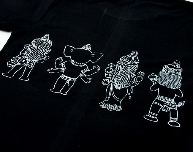 インドの神様4人組 Tシャツ 【ブラック】 5 - 裏面のプリントをアップにしてみました。