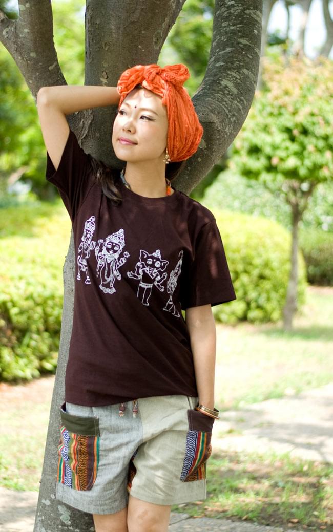 インドの神様4人組 Tシャツ 【ブラック】 6 - 身長150cmのスタッフが同じデザインの色違い、Mサイズを着てみました。