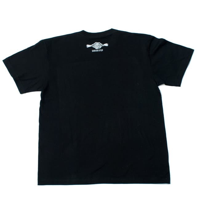 翼のあるサラスバティTシャツ 5 - 後ろのデザインはとてもシンプルです。