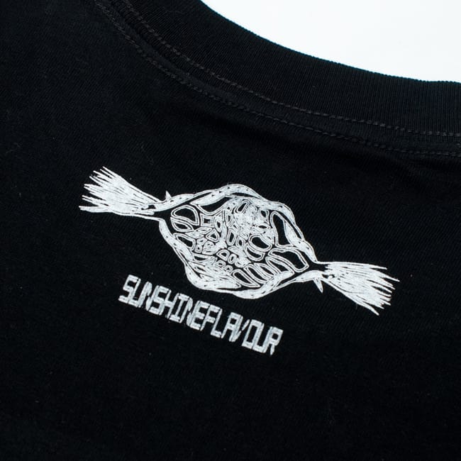 翼のあるサラスバティTシャツ 6 - 後ろの首元にワンポイントのデザインがあります。