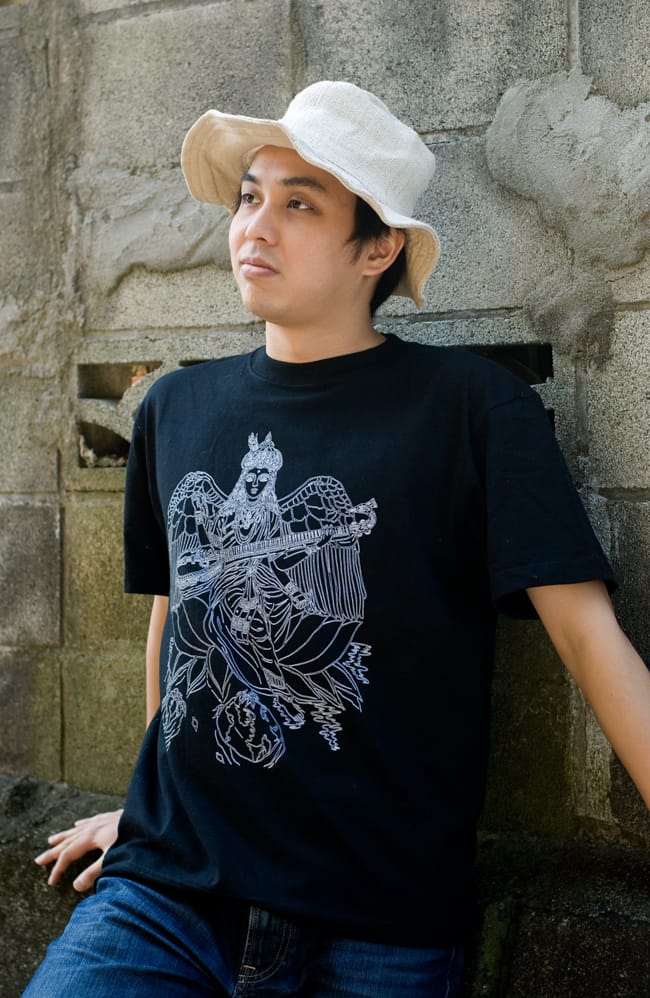 翼のあるサラスバティTシャツの写真