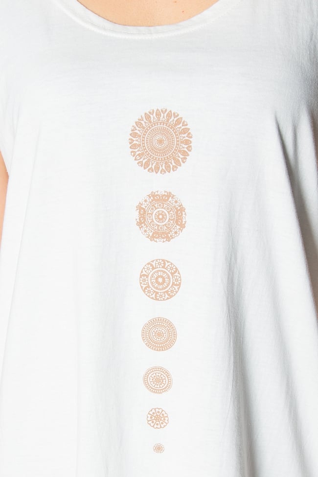 7 chakra ロングタンクトップ　ヨガやフィットネスに 4 - プリント部分を見てみました。ヨガの気分が高まるチャクラモチーフです。