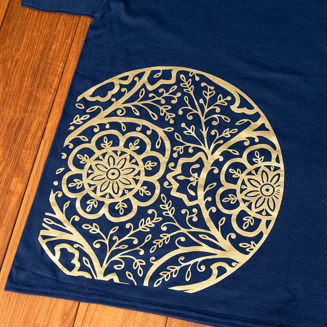 植物たちが織りなすマンダラTシャツ Circle of Flower Mandala 3 - 柄の全体写真です