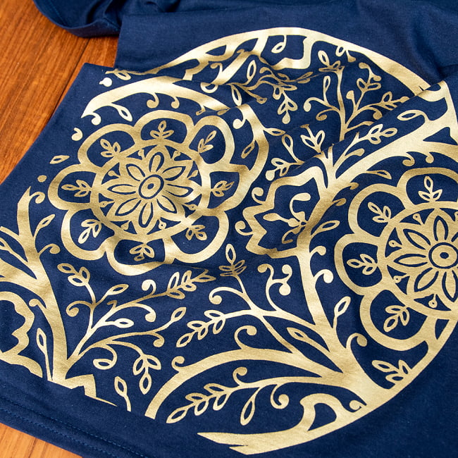 植物たちが織りなすマンダラTシャツ Circle of Flower Mandala 7 - プリントの写真です