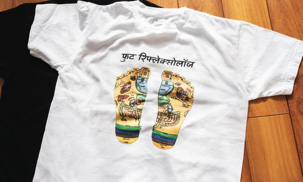 インドの足つぼTシャツ　足裏マッサージの反射区がTシャツになりました　フット・リフレクソロジー1枚目の説明写真です