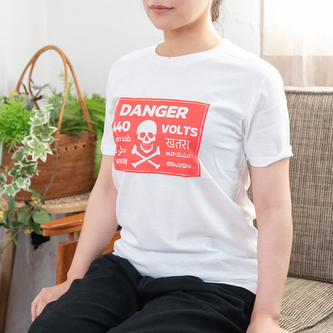 440V DANGER ハイボルテージ Tシャツ インドの看板モチーフ 4 - Sサイズの着用例です。