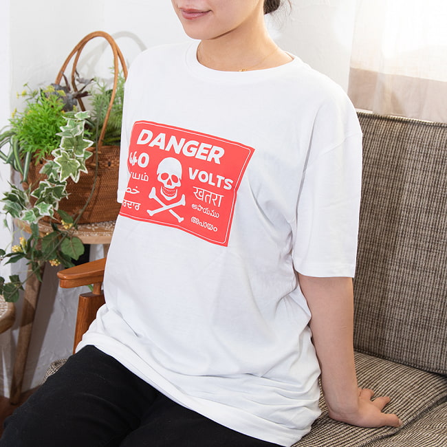 440V DANGER ハイボルテージ Tシャツ インドの看板モチーフ 5 - XLサイズの着用例です。