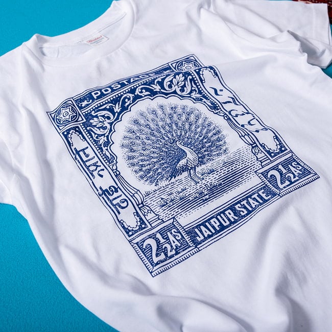インドの伝統と芸術が息づく、幸運を運ぶ孔雀デザイン　アンティーク調　Tシャツ 5.6oz生地 綿 コットン100% 3 - インドで孔雀は幸運のシンボルとされています