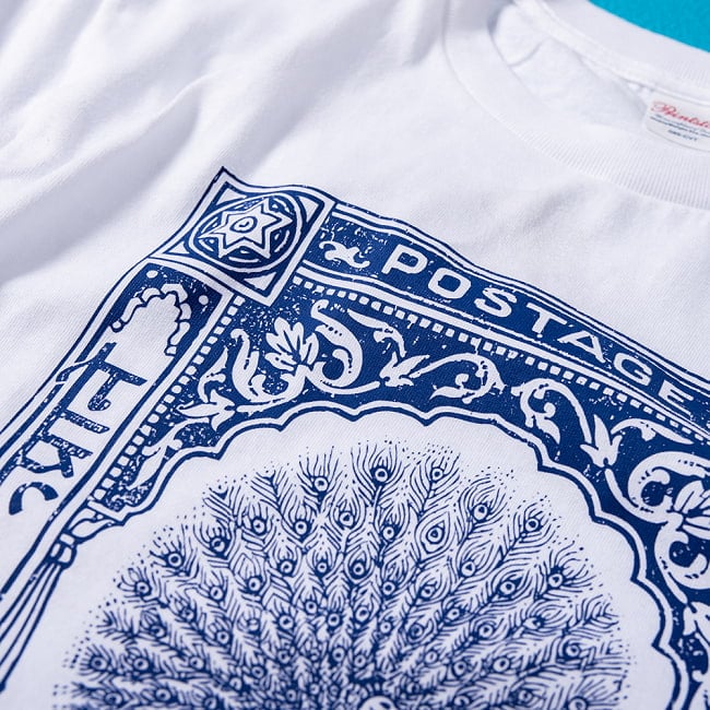 インドの伝統と芸術が息づく、幸運を運ぶ孔雀デザイン　アンティーク調　Tシャツ 5.6oz生地 綿 コットン100% 5 - 別の角度から