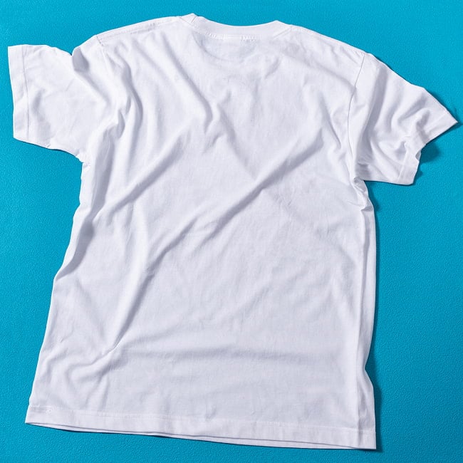 インドの伝統と芸術が息づく、幸運を運ぶ孔雀デザイン　アンティーク調　Tシャツ 5.6oz生地 綿 コットン100% 9 - 裏面の写真です
