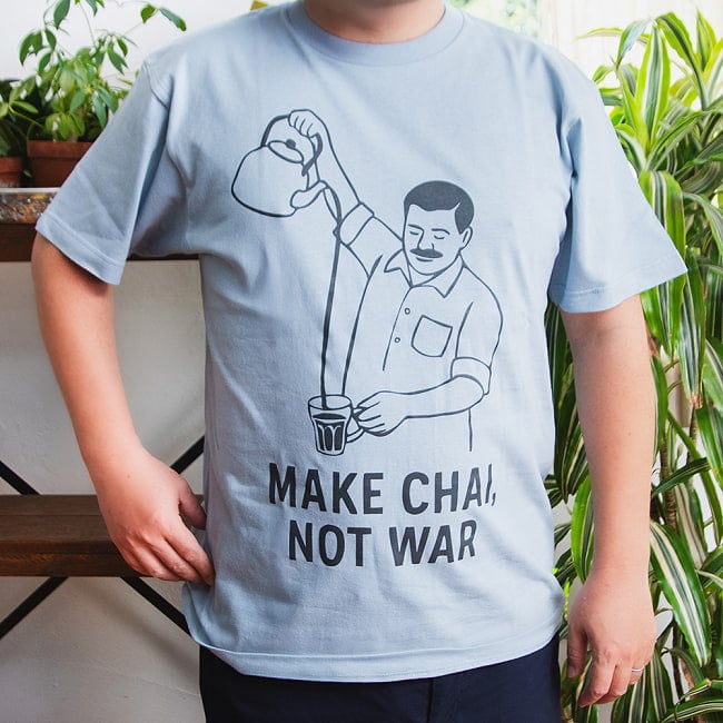 Make Chai, not War Tシャツ 5.6oz生地 綿 コットン100% 6 - 身長167cmの男性スタッフがLサイズを着用してみました。