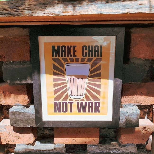 Make Chai, not War Tシャツ 5.6oz生地 綿 コットン100% 9 - インドの町中での光景
