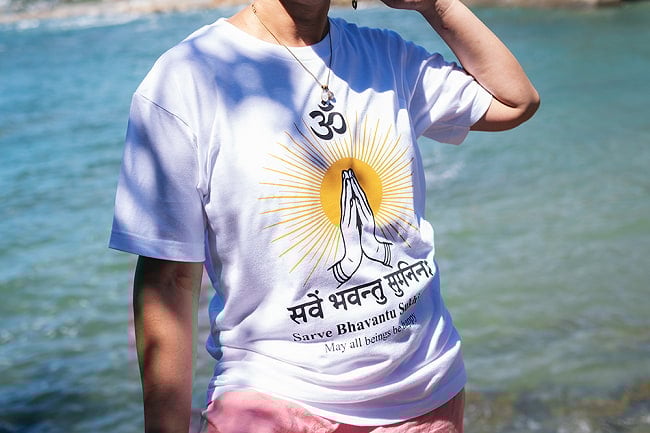 シャンティ・マントラTシャツ サンスクリット語 Sarve Bhavantu Sukhinah ヨガTシャツ 5.6oz生地 綿 コットン100% 13 - シンプルなデザインでさまざまな場面で着用しやすいです