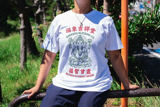 ガネーシャ 福象吉祥堂 レトロ アジア看板風デザインTシャツ|インドの神様・幸運祈願 5.6oz生地 綿 コットン100% 12 - レトロな雰囲気がかわいいTシャツ