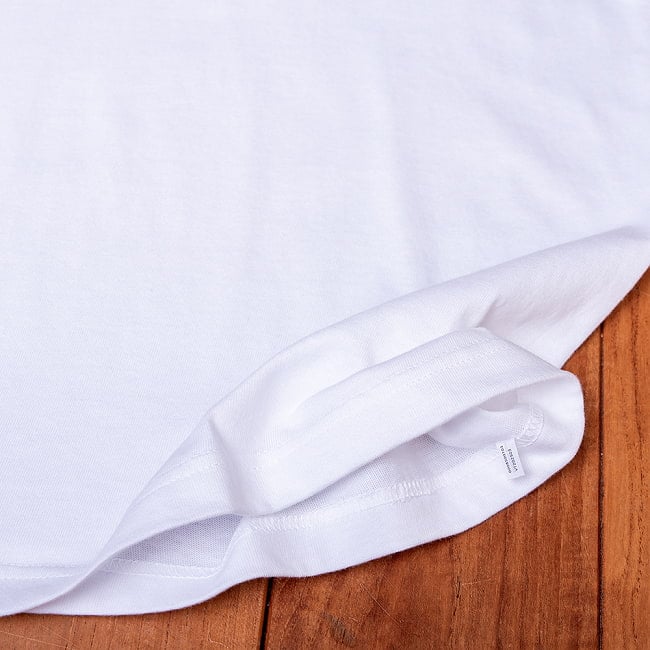 ナンディ 聖牛デザインTシャツ|南インドで親しまれている ナンディ石像モチーフ ヒンディー語 ナンディン 5.6oz生地 綿 コットン100% 11 - 裾部分です