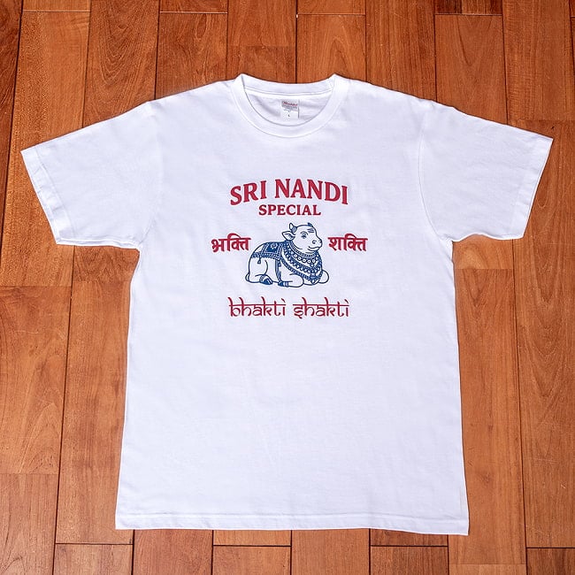 ナンディ 聖牛デザインTシャツ|南インドで親しまれている ナンディ石像モチーフ ヒンディー語 ナンディン 5.6oz生地 綿 コットン100% 2 - 全体写真です