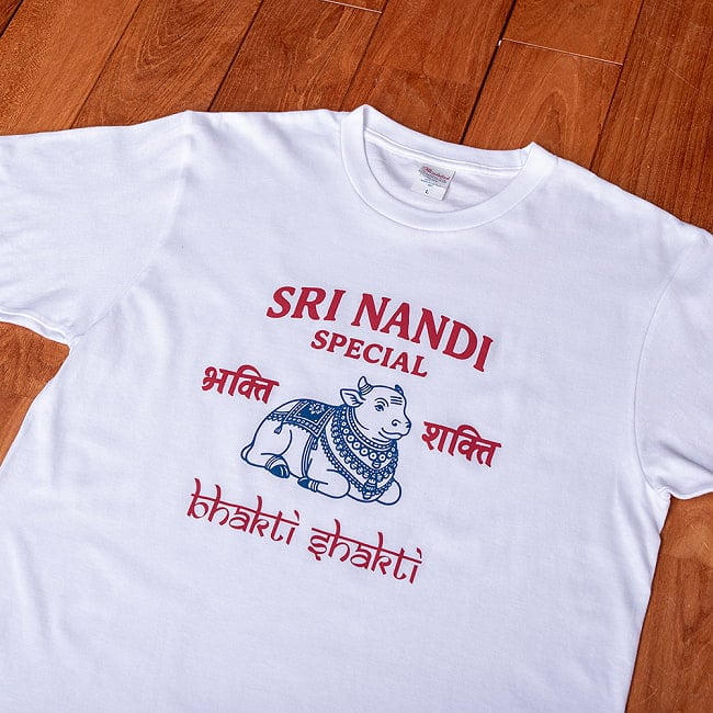 ナンディ 聖牛デザインTシャツ|南インドで親しまれている ナンディ石像モチーフ ヒンディー語 ナンディン 5.6oz生地 綿 コットン100% 4 - インド、そしてナンディがお好きな方へ