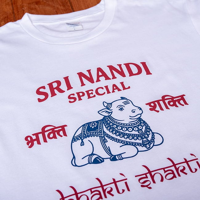 ナンディ 聖牛デザインTシャツ|南インドで親しまれている ナンディ石像モチーフ ヒンディー語 ナンディン 5.6oz生地 綿 コットン100% 5 - デザインの拡大写真です