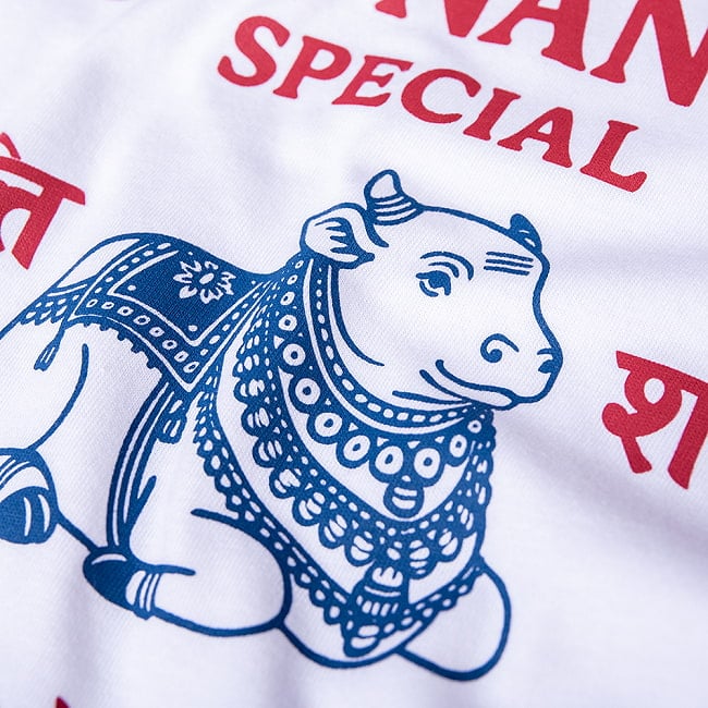 ナンディ 聖牛デザインTシャツ|南インドで親しまれている ナンディ石像モチーフ ヒンディー語 ナンディン 5.6oz生地 綿 コットン100% 7 - 品質の良いプリントです