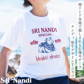 ナンディ 聖牛デザインTシャツ｜南インドで親しまれている　ナンディ石像モチーフ　ヒンディー語 ナンディン　5.6oz生地 綿 コットン100%(TS-FLA-759)