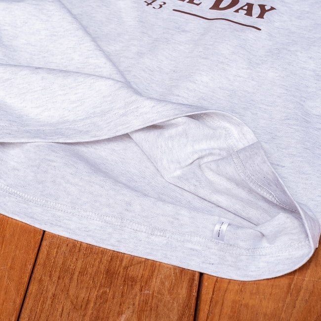 Cat Bicycle Day 夢心地の猫が自転車でゆく 猫柄 半袖Tシャツ|自転車に乗るネコ サイケデリック アート カウンターカルチャー ユニセックス 5.6oz 綿100% 10 - 袖の部分です