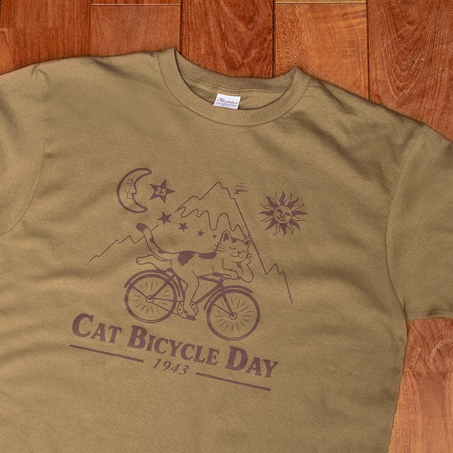 Cat Bicycle Day 夢心地の猫が自転車でゆく 猫柄 半袖Tシャツ|自転車に乗るネコ サイケデリック アート カウンターカルチャー ユニセックス 5.6oz 綿100%の選択用写真