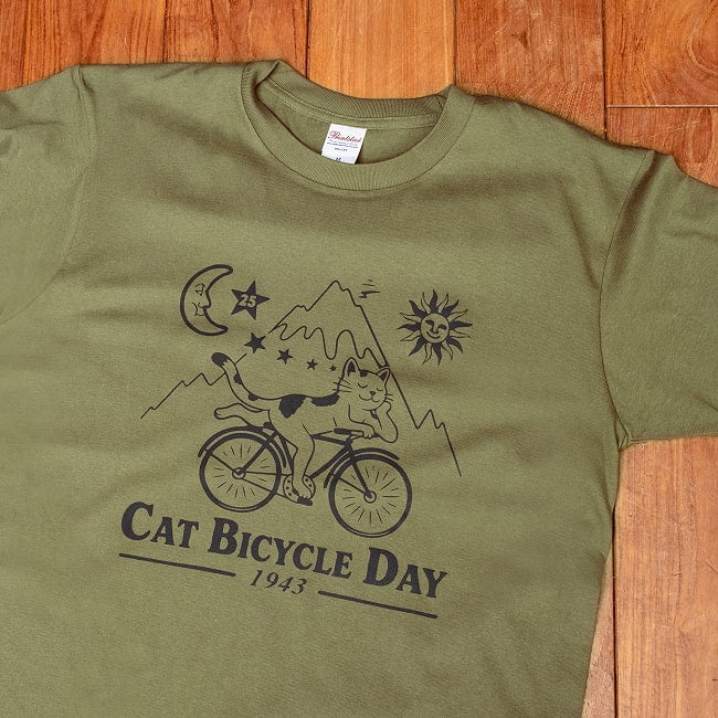 Cat Bicycle Day 夢心地の猫が自転車でゆく 猫柄 半袖Tシャツ|自転車に乗るネコ サイケデリック アート カウンターカルチャー ユニセックス 5.6oz 綿100%の選択用写真