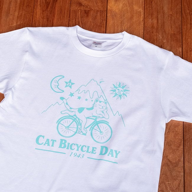 Cat Bicycle Day 夢心地の猫が自転車でゆく 猫柄 半袖Tシャツ|自転車に乗るネコ サイケデリック アート カウンターカルチャー ユニセックス 5.6oz 綿100%の選択用写真