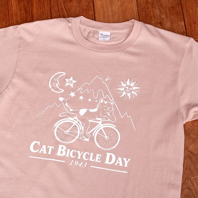 Cat Bicycle Day 夢心地の猫が自転車でゆく 猫柄 半袖Tシャツ|自転車に乗るネコ サイケデリック アート カウンターカルチャー ユニセックス 5.6oz 綿100%の選択用写真